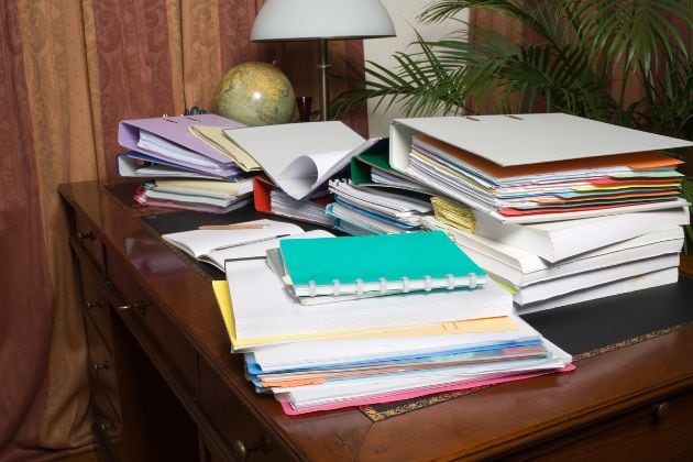 bureau encombré de dossier
