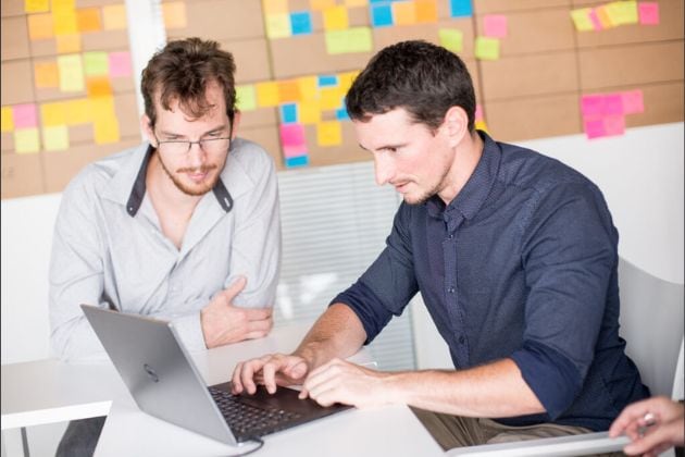 François et Nicolas, developpeurs Oniti devant un ordinateur