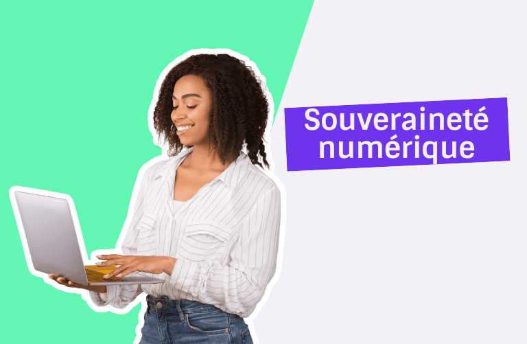 femme qui sourit et qui regarde son ordinateur portable